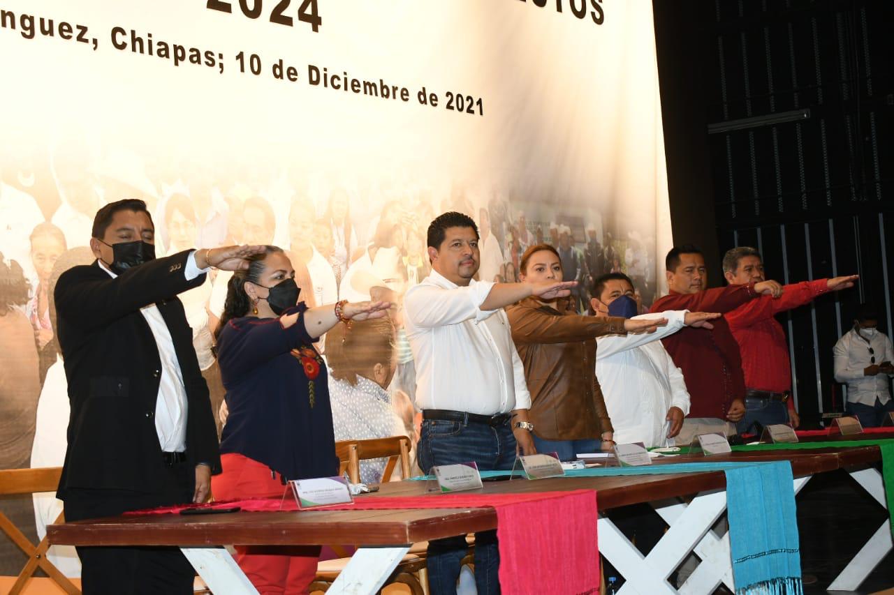 Toño Aguilar toma protesta al nuevo comité