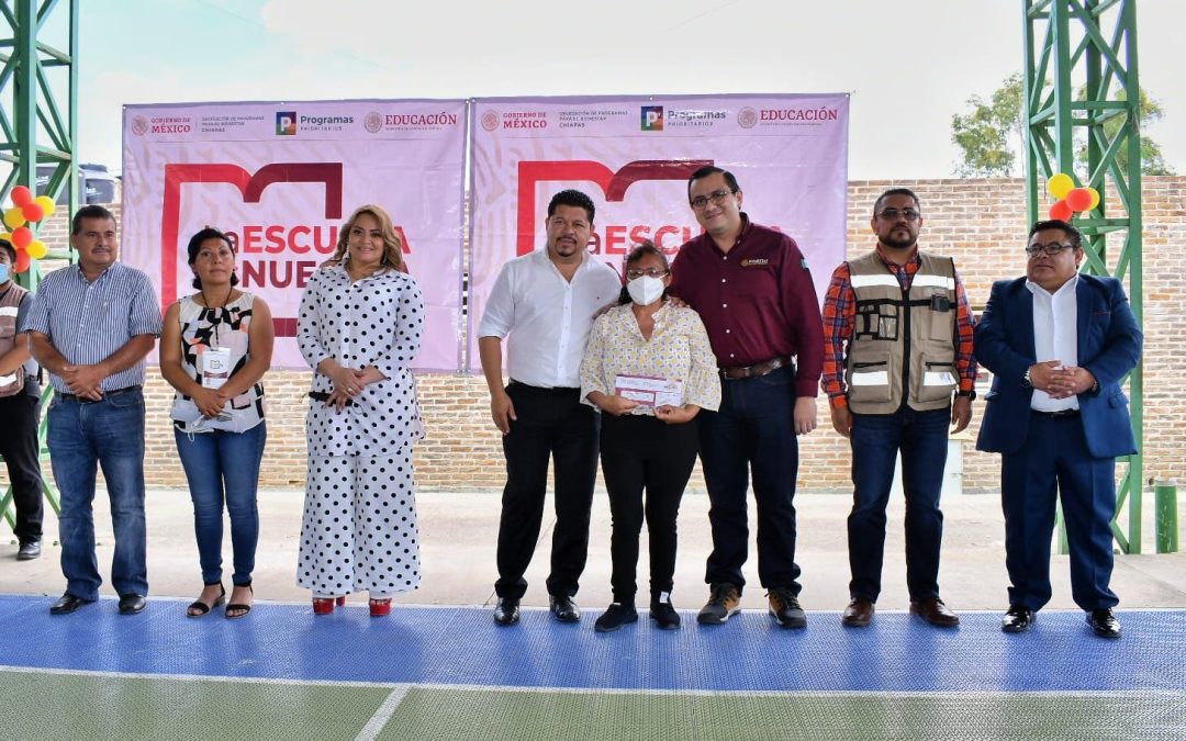 Mario Fox y José Antonio Aguilar Castillejos entregan tarjetas del programa “La Escuela es Nuestra”
