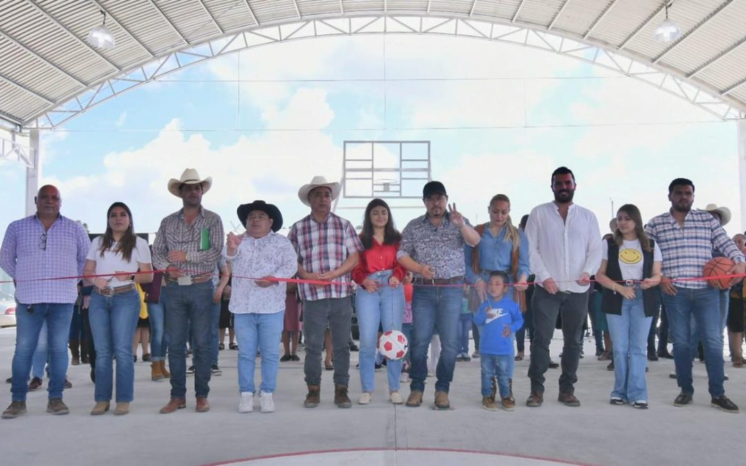 Mario Fox inaugura cancha y domo en San José Las Rosas